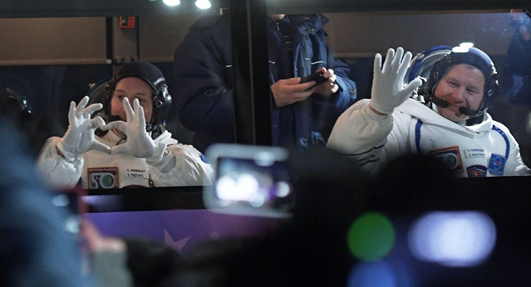 Picture 1 of White Bear helps the astronauts not freeze