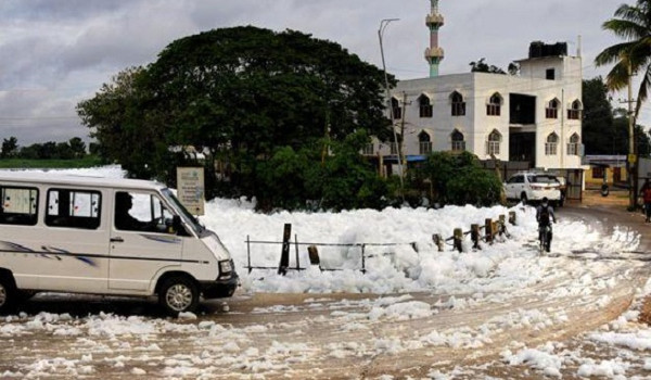 Picture 5 of White poisonous foam-polluted lake caught fire