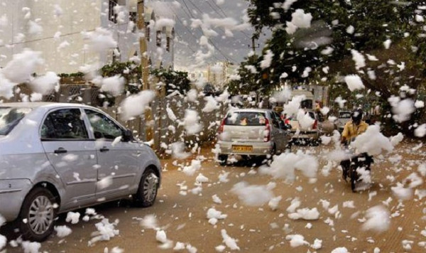 Picture 6 of White poisonous foam-polluted lake caught fire
