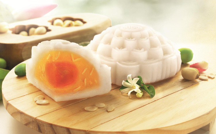 Picture 2 of Who should limit eating moon cake?