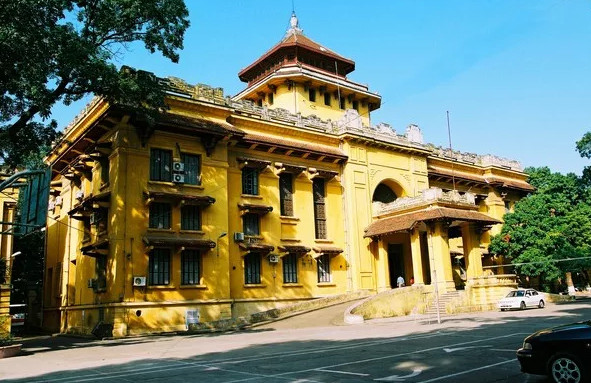 Picture 7 of Why are all old villas painted yellow?