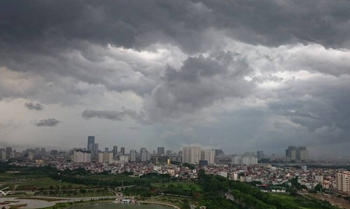 Picture 1 of Why are clouds usually black before rain?