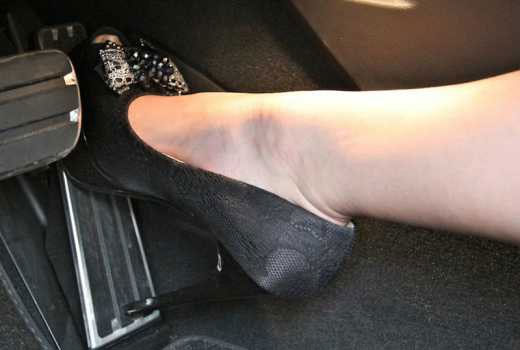 Why are high-heeled shoes the culprits causing tragic accidents in the streets? images 3