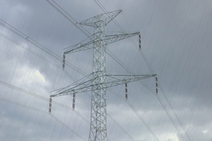 Picture 1 of Why are power transmission lines and electric pylons not short-circuited when it rains?