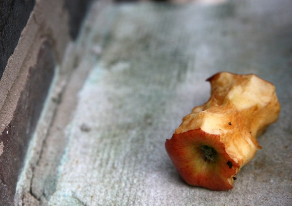Picture 3 of Why do apple pieces turn brown after cutting?