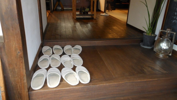 Picture 3 of Why do Japanese, Korean ... always take off their shoes before entering the door?