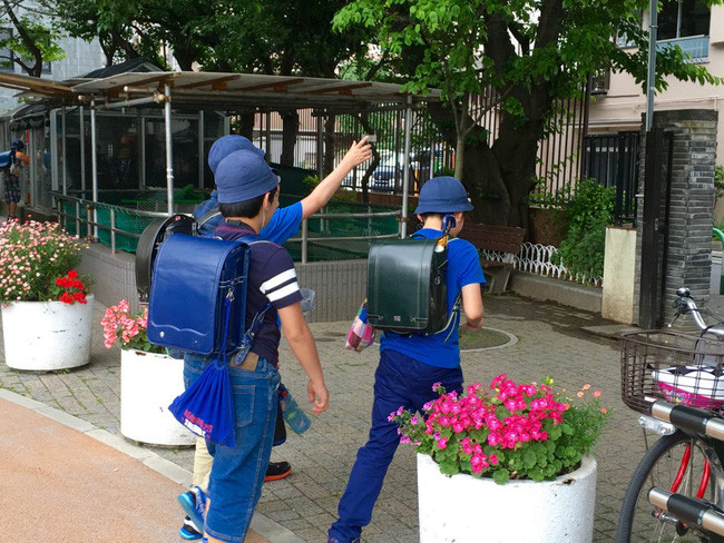 Picture 3 of Why do Japanese people leave children walking and playing alone without adults?