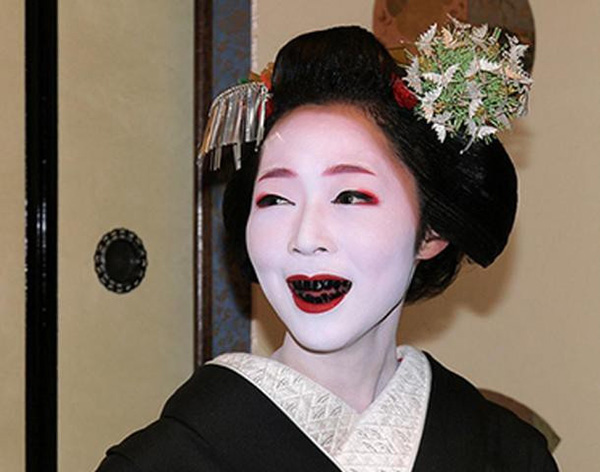 Picture 8 of Why do Japanese women dye black teeth?