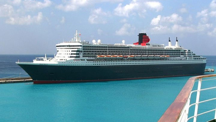 Picture 3 of Why do most yachts are white while the cargo ships are quite colorful?