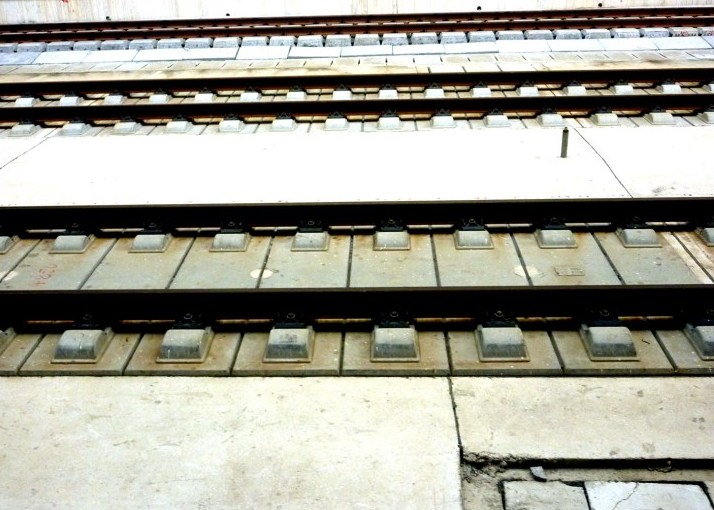 Picture 3 of Why do people spread stones along railroad tracks?