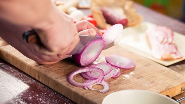Picture 1 of Why do you 'cry' when slicing onions?