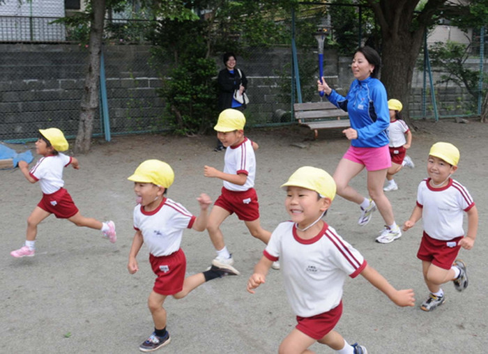 Picture 4 of Why does Japan not let children drop out of school when it is 2 degrees Celsius cold?
