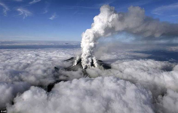 Picture 1 of Why does Ontake volcano in Japan suddenly erupt?
