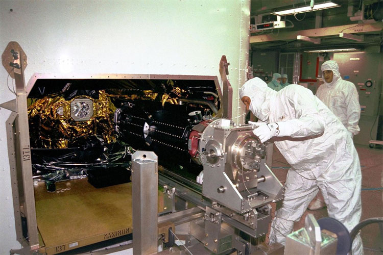 Picture 2 of Why does the spacecraft fly for hundreds of years without running out of fuel?