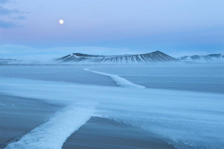 Picture 3 of Why is Greenland full of ice, while Iceland is covered with greenery?