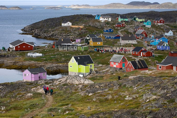 Picture 5 of Why is Greenland full of ice, while Iceland is covered with greenery?