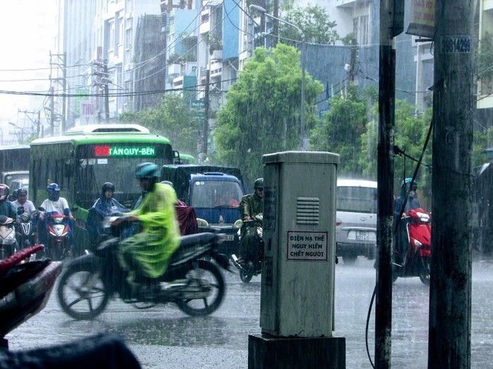 Picture 2 of Why is 'Saigon shining sunny in the afternoon?'