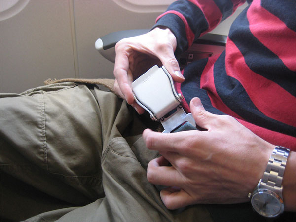 Picture 5 of Why need to turn off the phone, pull the window when the aircraft takes off / landed?