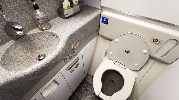 Picture 1 of Why not go to the toilet when the plane takes off and lands?