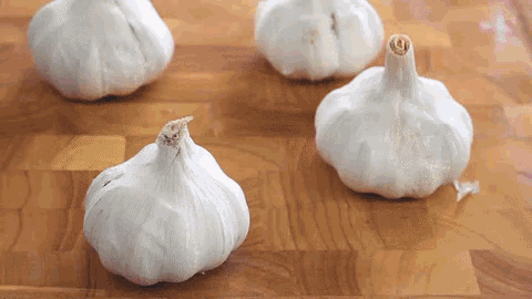 Picture 2 of Why only cut onions and watery eyes, and cut garlic?