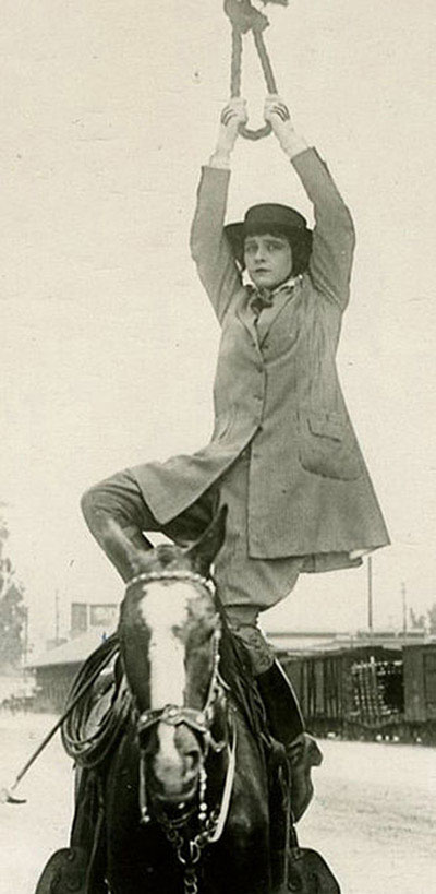 Picture 8 of Women who dare to 'challenge the god of death'