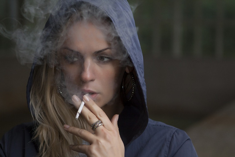 Picture 1 of Women who smoke increase the risk of stroke when they are active