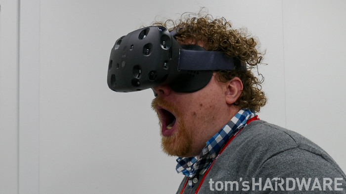 Picture 2 of You will understand the real fear when wearing virtual reality glasses playing horror games when watching this clip