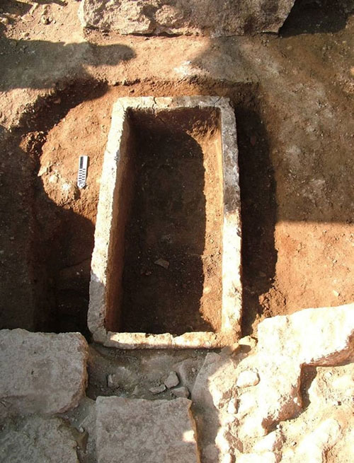 Picture 1 of Zigzag art in ancient tombs in Greece