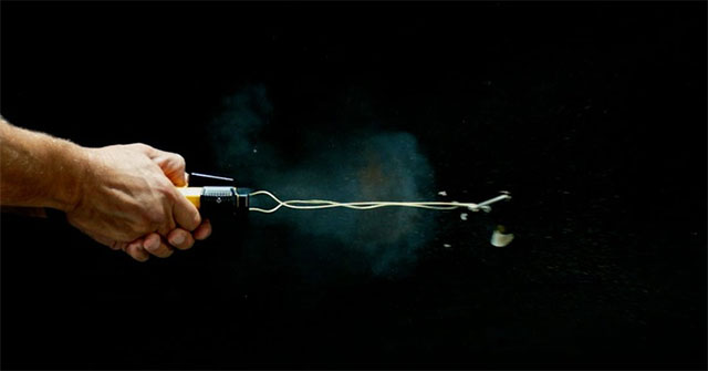 US police use guns to tie suspects like Batman's weapons