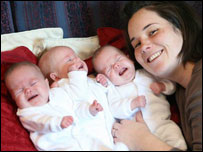 1 mother gave birth to 3 children from 2 wombs