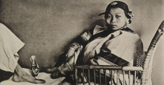 10 horror beauty trends that made women in ancient times crazy