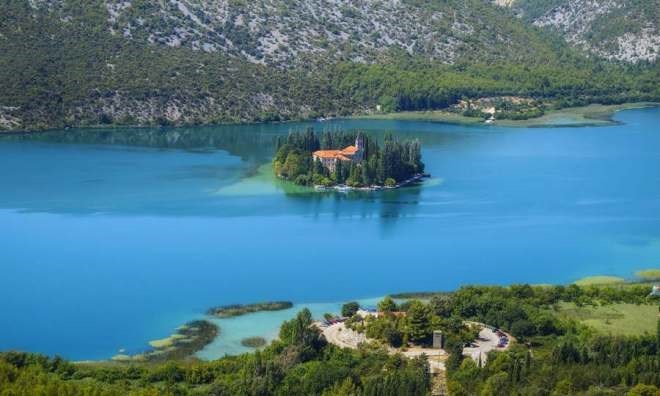 10 super small islands with people in the world