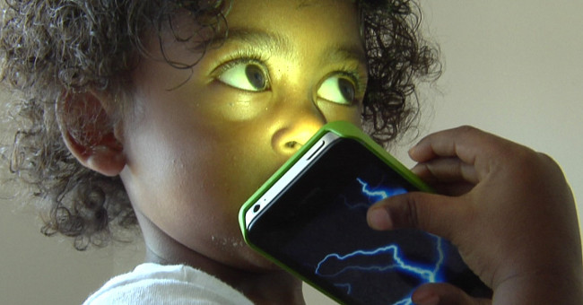 100 scientists urging the UN to warn the terrible impact of smartphones on children