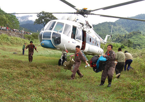 27 people died from flooding, helicopters participated in relief