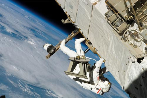 3 astronauts leave the ISS