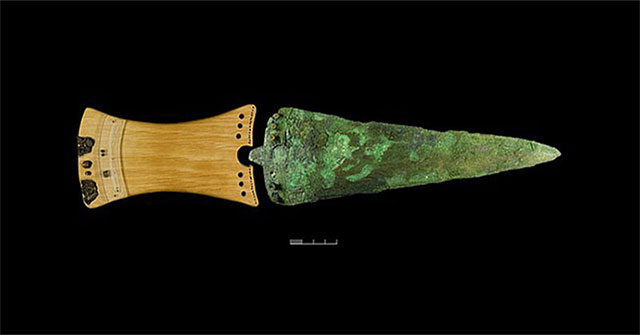 4,000-year-old dagger knife attaches more than 140,000 gold beads