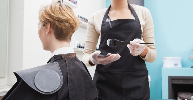 47-year-old teacher died after 10 days of dyeing her hair