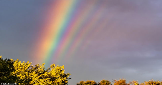5 consecutive rainbow glows in the sky of America