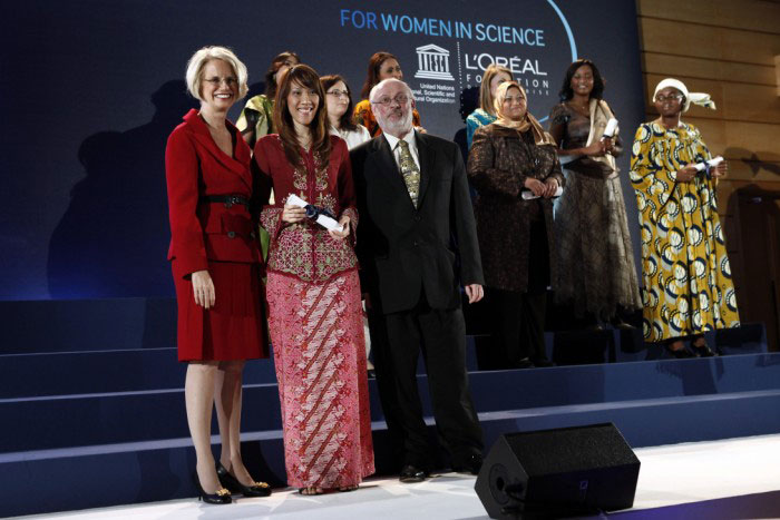 5 female scientists won the 2011 L'Oréal-UNESCO award