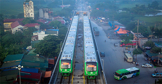 5 trains of Cat Linh-Ha Dong overhead railway train run in Hanoi