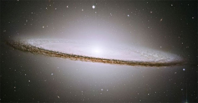 6 'quiet' galaxies suddenly become the brightest quasars in the universe