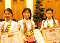 8 individuals received the Golden Globe 2005