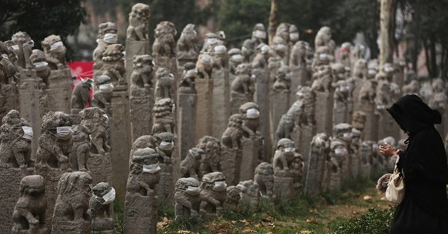 800 stone lion statues in China wear masks for pollution