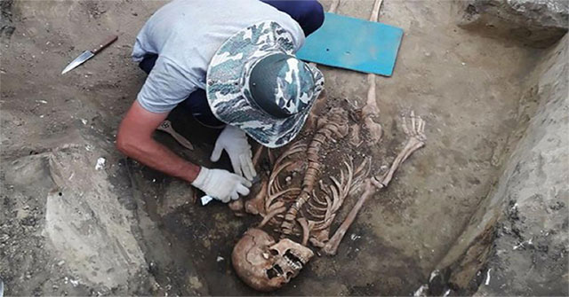 A 2,000-year-old tomb of a woman wearing precious jewelry