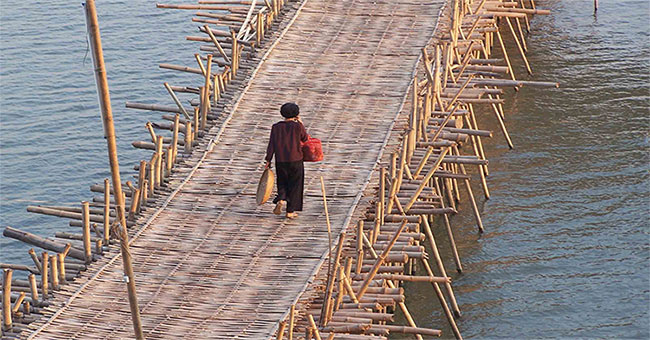 A bamboo bridge over a kilometer long can bear a load of 4 tons