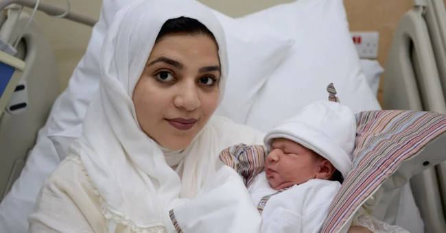A British woman gives birth after a frozen ovarian tissue transplant