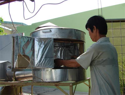 A HCMC resident made his own solar cookers