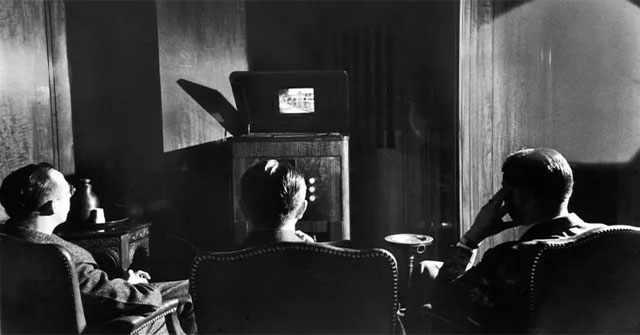 A series of photos when people were still 'addicted' to the television