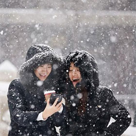 A special handbook helps keep warm when playing snow