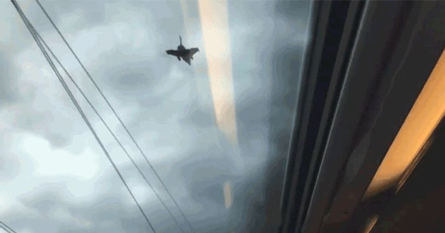 A super speedboat can run all the way to the airplane in the sky